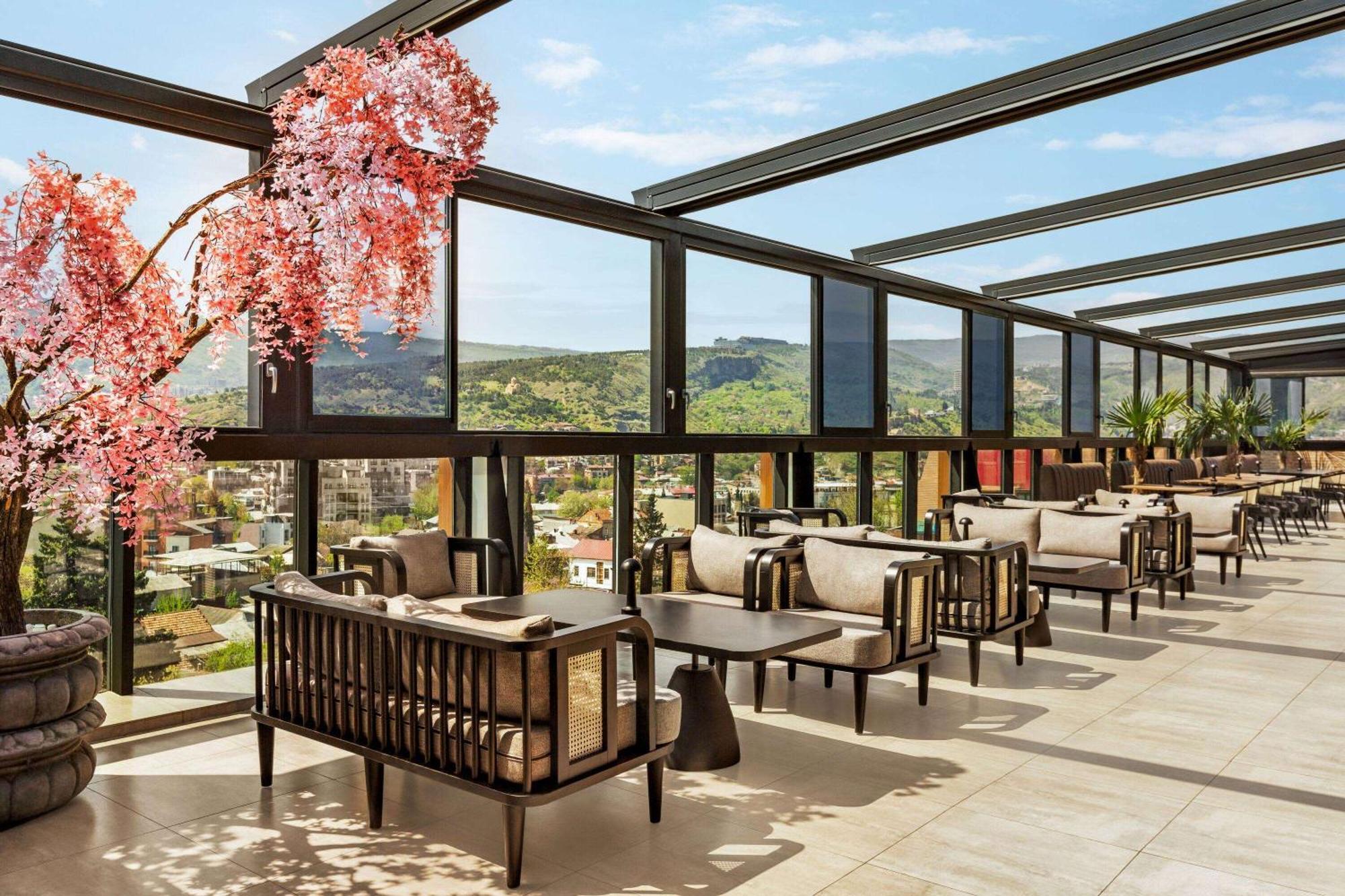 Ramada By Wyndham Tbilisi Old City Exterior photo